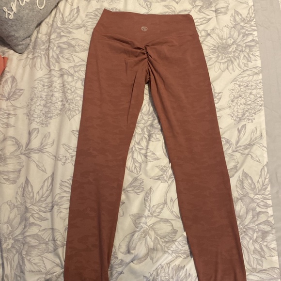 TYC-Til You Collapse Effortless Scrunch Leggings- Mauve Camo - Picture 3 of 3